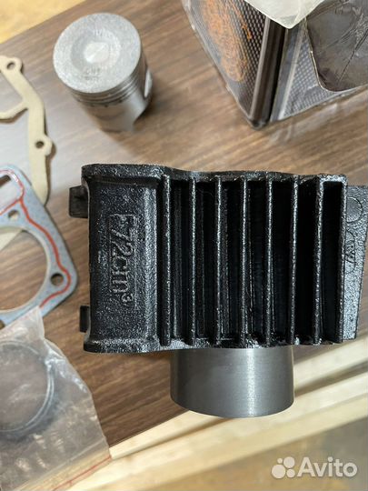 Цилиндр с поршнем