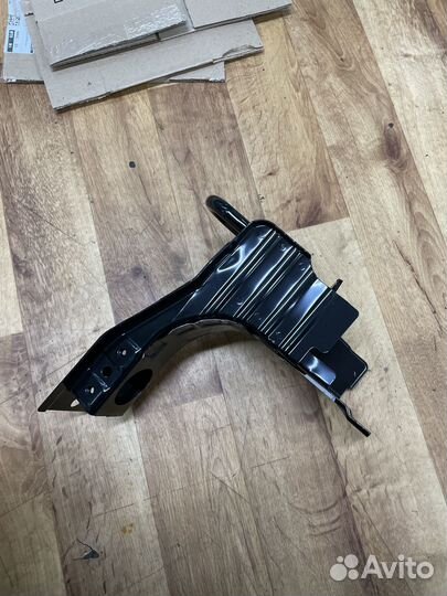 Кронштейн лонжерона правый Mitsubishi Outlander 3