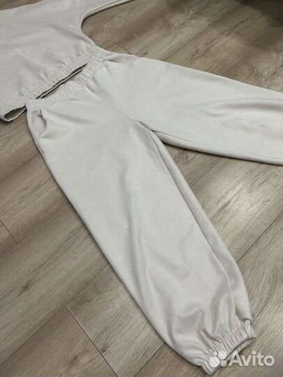 Спортивный женский костюм