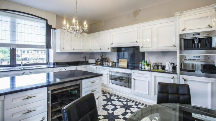 Дом 640 м² на участке 1,26 га