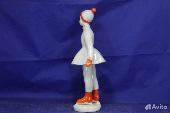 Статуэтка Фигуристка на катке коньках фарфоровая