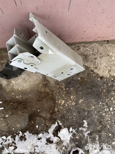 Наконечник лонжерона правый Volvo Xc90