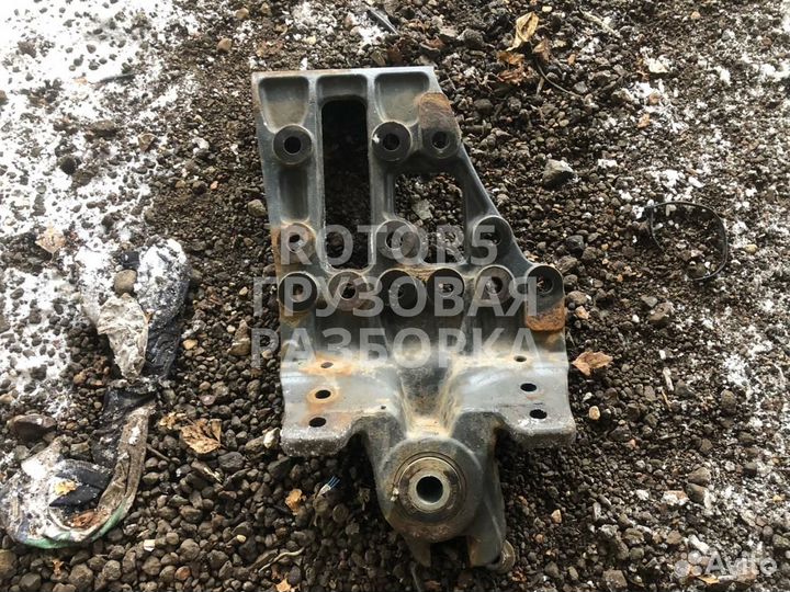 Кронштейн рессоры передней правой Mercedes-Benz