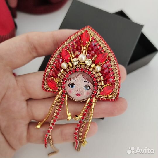 Брошь матрешка, патриотическая брошь из бисера