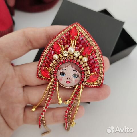 Брошь матрешка, патриотическая брошь из бисера