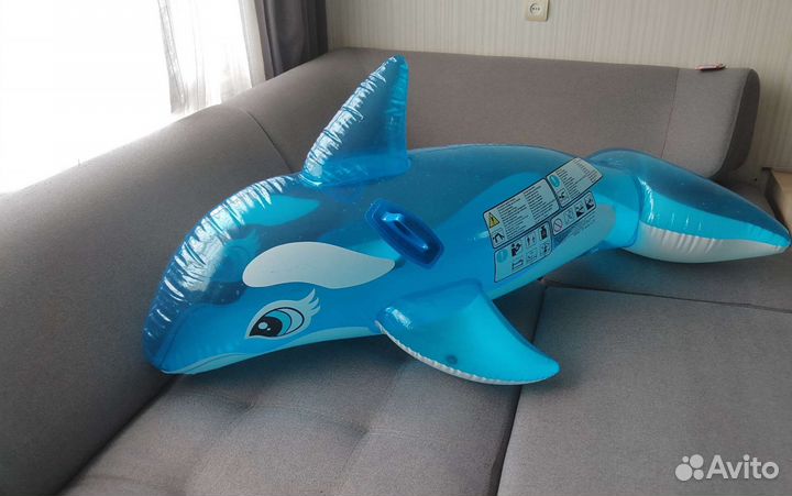 Надувной дельфин для плавания
