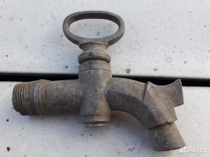 Старинный бронзовый кран для винных бочек