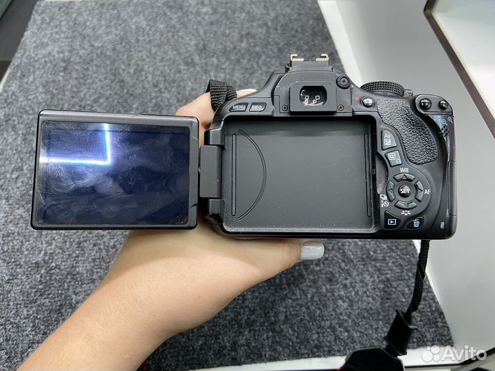 Зеркальный фотоаппарат Canon EOS 600 D