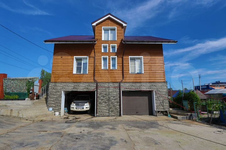 Дом 215,4 м² на участке 9,8 сот.