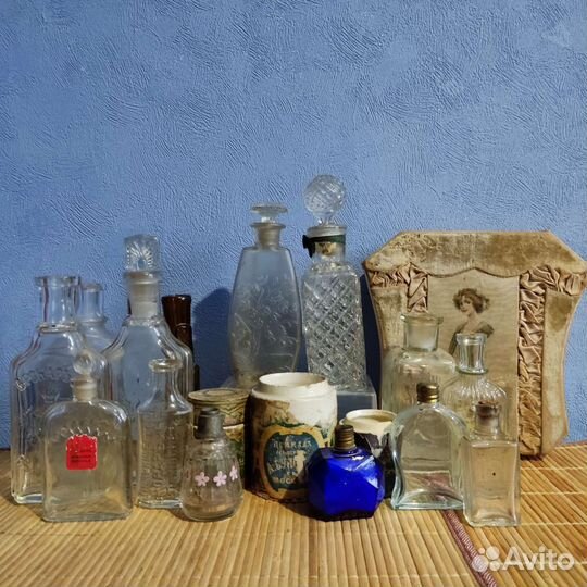 Старинные парфюмерные флаконы и баночки