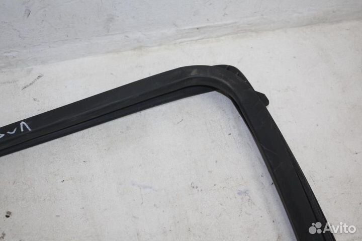 Уплотнитель стекла двери задней левой Nissan Qash