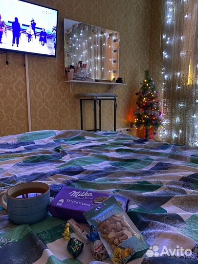 Гримерное зеркало с лампочками и полкой