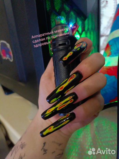 Модель на французский маникюр и на треш-наращивани