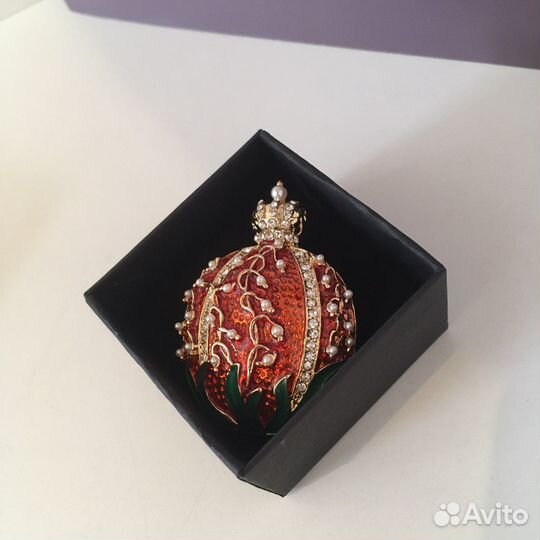 Книга Фаберже Пасхальные подарки брошь