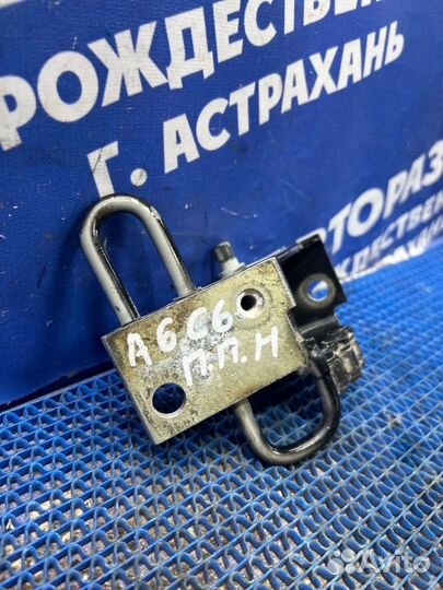 Петля двери Audi A6C6 седан 2005