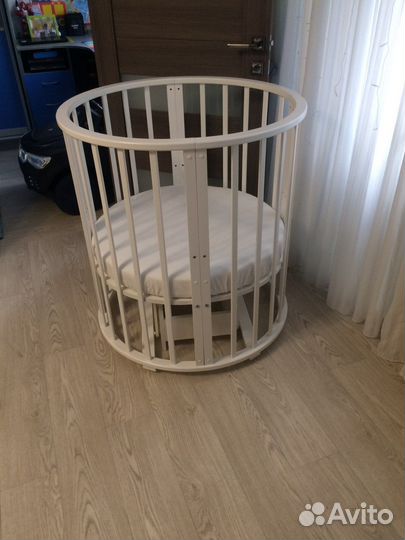 Детская кроватка с маятником круглая