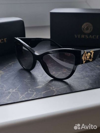 Солнцезащитные очки versace