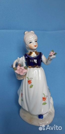 Фарфор статуэтка Девочка с корзинкой цветов 16 см