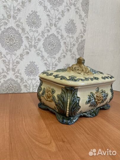 Фаянсовая шкатулка Цветы