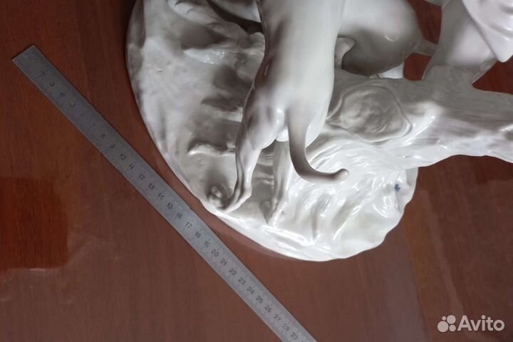 Фарфоровая Статуэтка