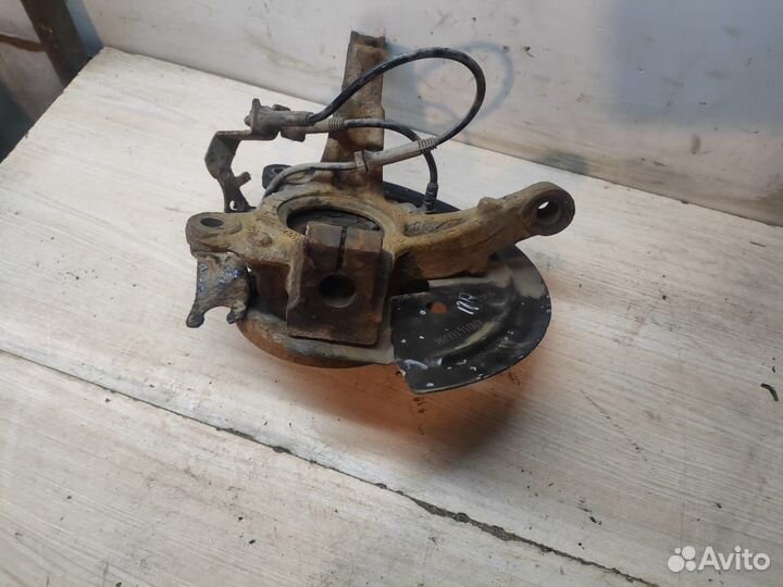 Кулак передний правый Renault Sandero 2