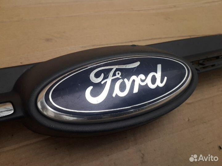 Решетка радиатора с эмблемой Ford Focus 3