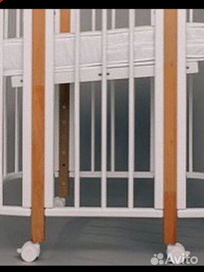 Детская кроватка с маятником белая