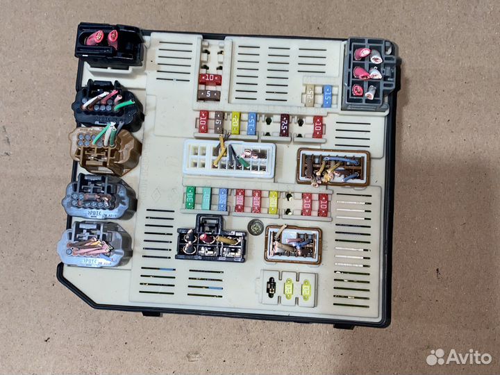 Блок предохранителей Renault Laguna lll