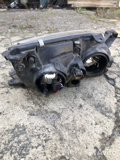 Фара Toyota Avensis t220 лев