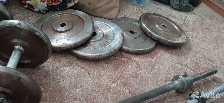 Штанга с блинами и гантели