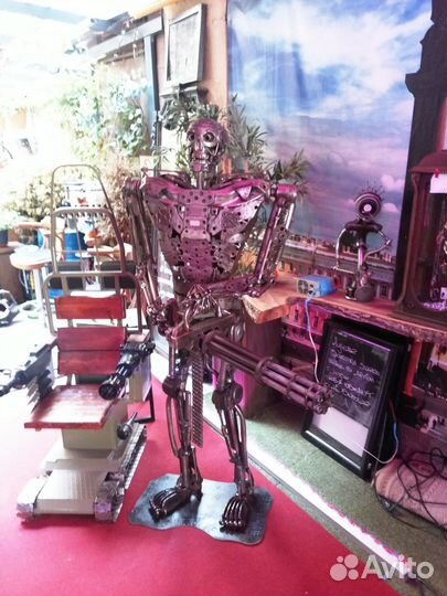 Скульптура киборга для селфи