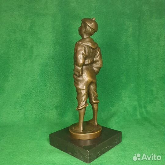 Скульптура из бронзы Мальчик свистящий юнга