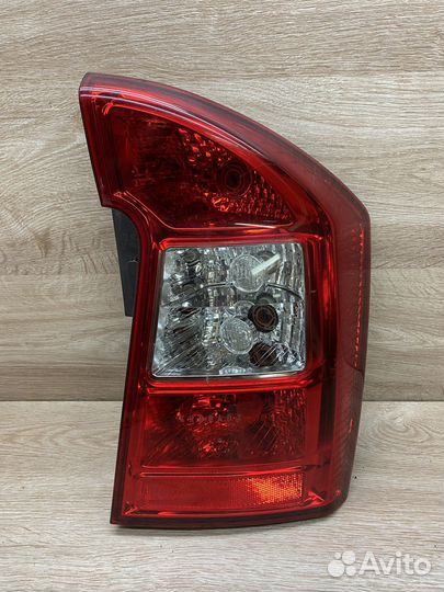 Фонарь задний правый Kia Carens 2 111620