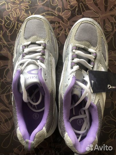 Кроссовки женские