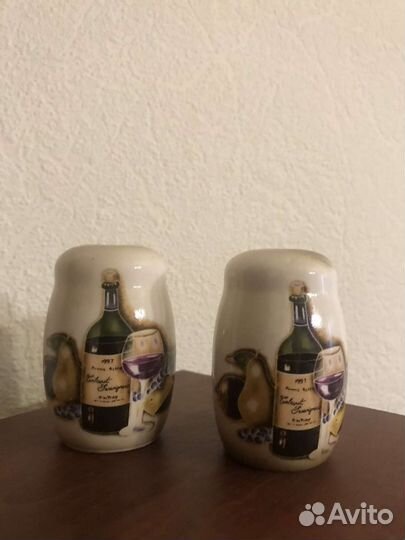 Солонка и перечница на подставке