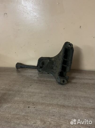 Кронштейн опора двс Ауди 80