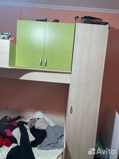 Детская двухярусная кровать со столом