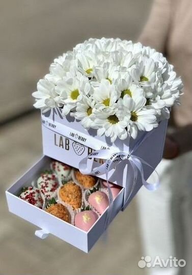 Клубника в шоколаде с цветами набор