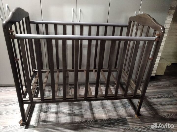 Детская кроватка с маятником