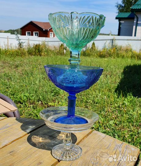 Вазы на ножке, зеленое, синее стекло, тарелочки