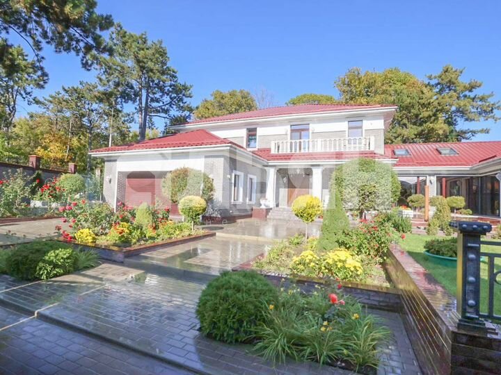 Дом 671 м² на участке 20 сот.