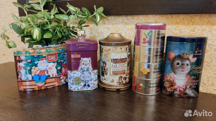 Жестяные банки из-под чая, печенья