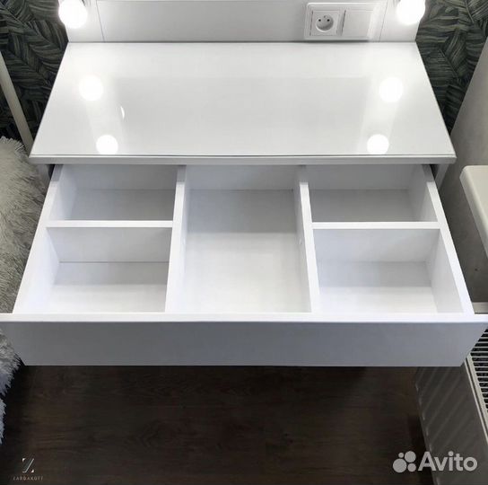 Туалетный столик визажиста с гримерным зеркалом