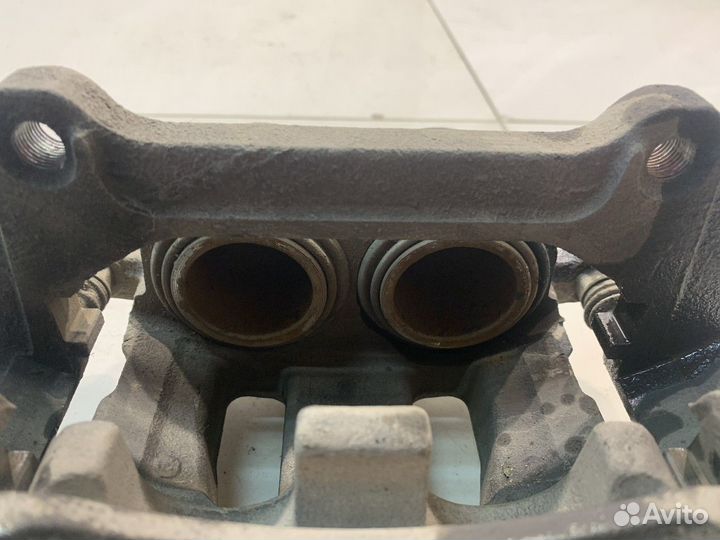 Тормозной суппорт (передний, правый) (Kia Mohave)