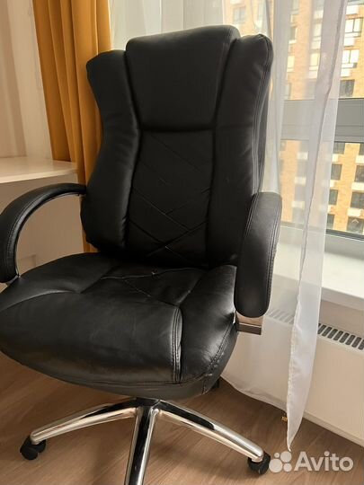 Офисное кожаное кресло бу