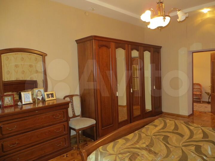 Дом 337,9 м² на участке 10,5 сот.