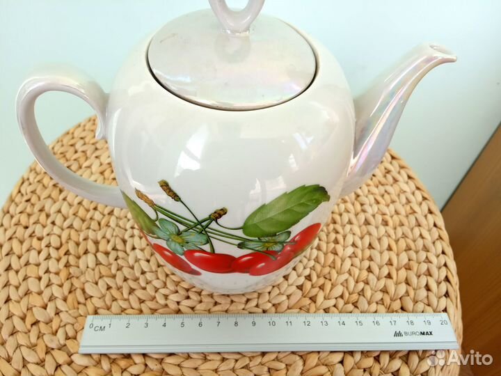 Фарфоровый чайник