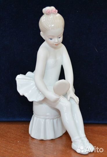 Фарфоровая статуэтка- юная балерина с зеркалом
