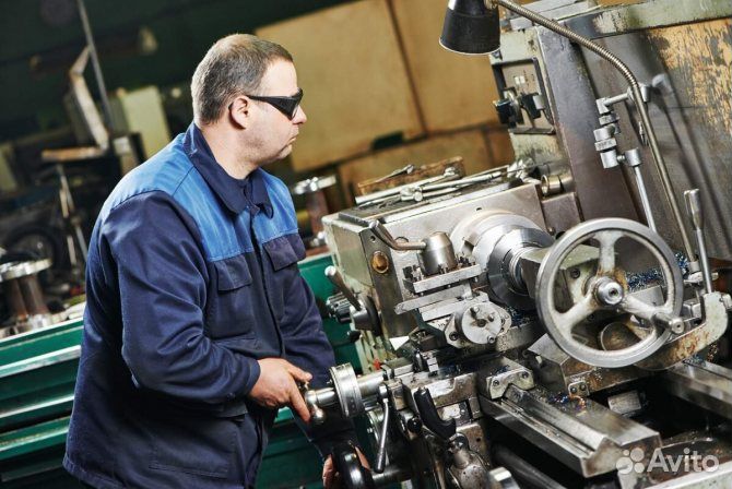 Токарь универсал
