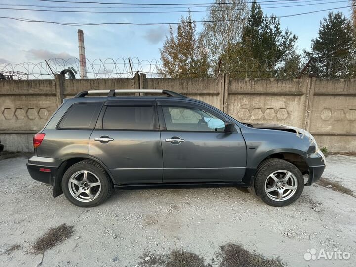 Mitsubishi Outlander 2.4 AT, 2003, битый, 200 000 км